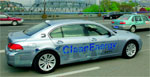 En BMW i8 kör ned gatan. (AI text)