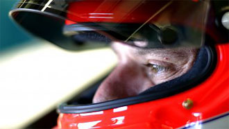 En racerförare i en racingskyddsmatta (AI text)