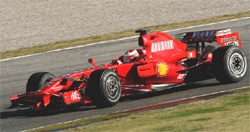 En röd Ferrari-racebil på en bana. (AI text)