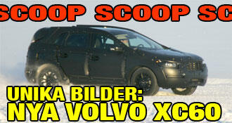 En bil står parkerad i snön. (AI text)