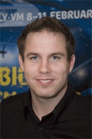 En man i en svart skjorta ler. (AI text)