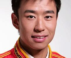 En ung asiaterad man i ett rött och gult tävlingsjack. (AI text)