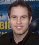 En man i svart skjorta ler gladt. (AI text)