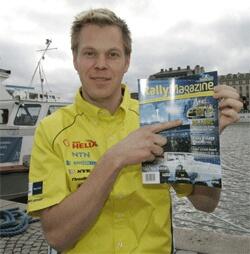 En man håller i en tidning. (AI text)