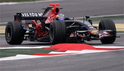 En Red Bull-racebil på en bana (AI text)