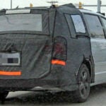 En bil kör nerför vägen. (AI text)