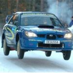 En bil kör nerför en snöig väg. (AI text)