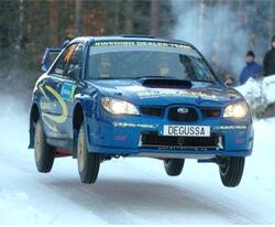 En bil kör nerför en snöig väg. (AI text)