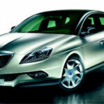 En silverfärgad bil i en mörk rum. (AI text)