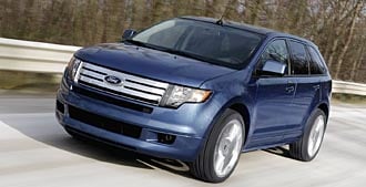 En blå Ford Edge kör längs en väg. (AI text)