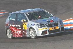 En racebil kör på en bana. (AI text)