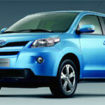 En blå Toyota Auris (AI text)