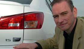 En man vilande mot en bil. (AI text)