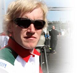 En man i solglasögon står bredvid en bil. (AI text)