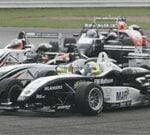 en grupp racebilar på en bana (AI text)