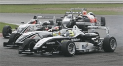 en grupp racebilar på en bana (AI text)