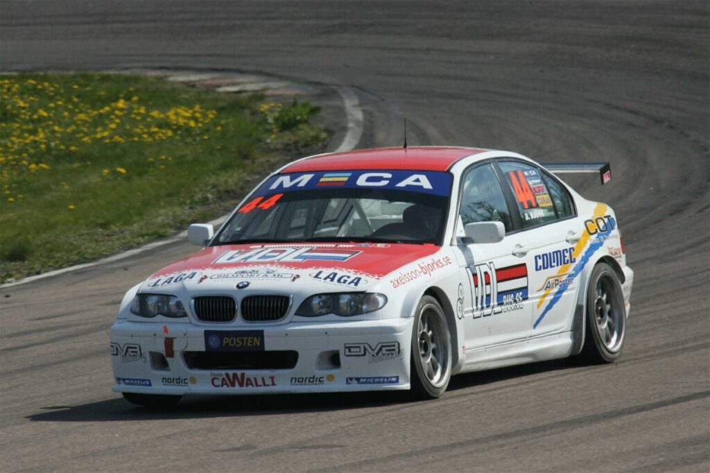 BMW E30 M3-tävlingsbil på racerbana (AI text)