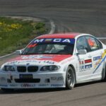 BMW E30 M3-tävlingsbil på racerbana (AI text)