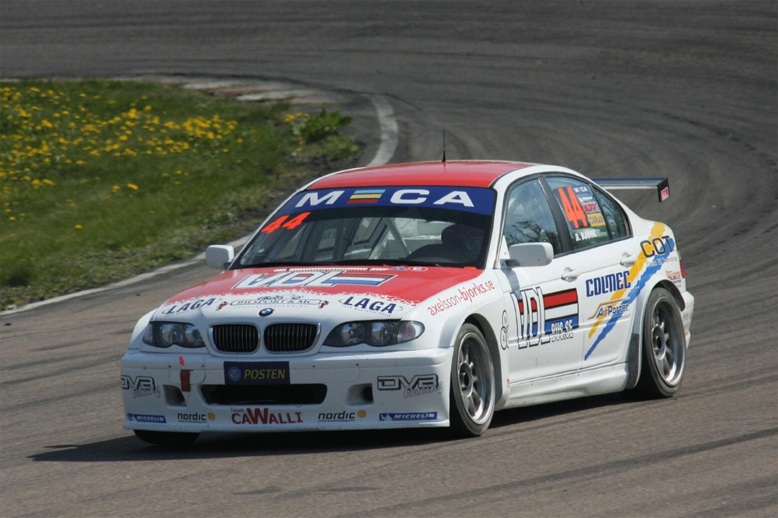 BMW E30 M3-tävlingsbil på racerbana (AI text)