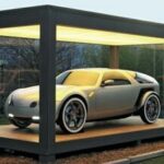 En bil står parkerad i en garage. (AI text)