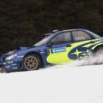 En rallybil kör genom snön. (AI text)