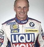 En man i en BMW-raceklänning (AI text)