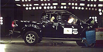 En bil kör genom en parkeringsplats. (AI text)