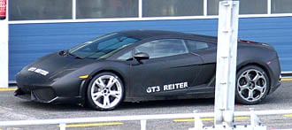 En Lamborghini GT4 spårad på St. Louis bilmesse (AI text)