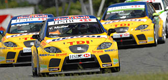 En grupp racerbilar på en racerbana. (AI text)