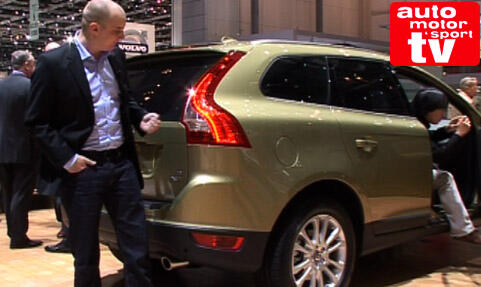 En man och kvinna står bredvid en Volvo XC90 SUV. (AI text)