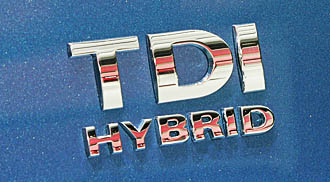 En TDI-hybrid-logga på en blå bil. (AI text)
