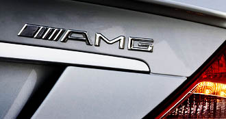 Mercedes-Benz C-klass med AMG-badgen på bakre bromssträckan. (AI text)