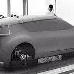 En grupp människor arbetar på en bil. (AI text)