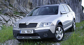 En silverfärgad SUV parkerad på en stenig backe. (AI text)