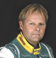 en racer i ett grönt och gult racingskjorta (AI text)