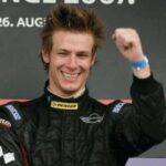 en raceförare fester efter att ha vunnit loppet (AI text)