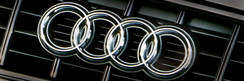 Audi-logga på ratten av en bil (AI text)