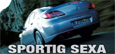 En bil kör nerför en väg med texten "Sporting Sexa" på den. (AI text)