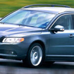 En Volvo V60 vagn kör nedför en väg. (AI text)