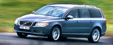 En Volvo V60 vagn kör nedför en väg. (AI text)