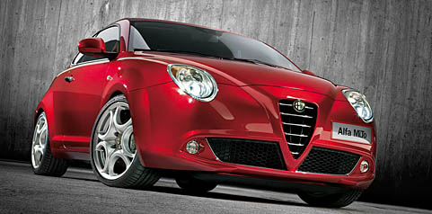 En röd Alfa Romeo stod parkerad på en parkeringsplats. (AI text)
