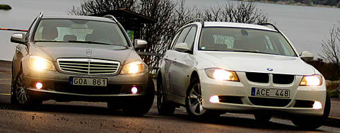 En BMW X1 och en Mercedes-Benz C-klass står parkerade vid vägkanten. (AI text)