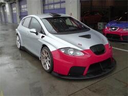 En racingbil parkerad i en garage. (AI text)