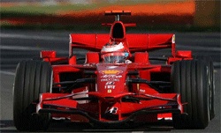 En Ferrari F1-bil kör nedför en bana. (AI text)