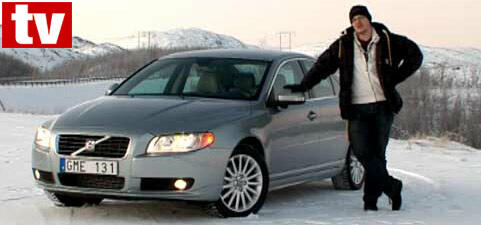 En man står bredvid en Volvo S60. (AI text)