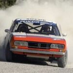 En rallybil körer längs en grusväg. (AI text)