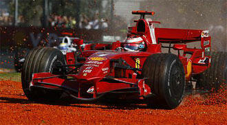 En Ferrari-racebil kör längs banan. (AI text)