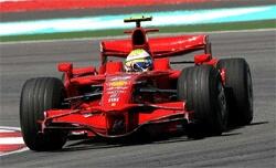 En Ferrari F1-bil kör på en bana. (AI text)