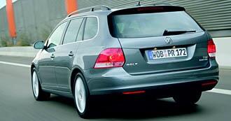 En Volkswagen Passat kör nedför vägen. (AI text)