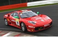 En Ferrari F430 GT-racebil på en bana. (AI text)